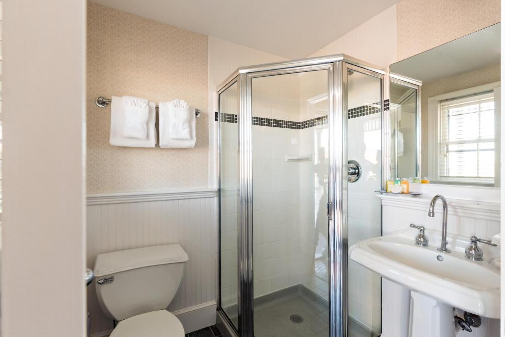 Standard Queen Room interior